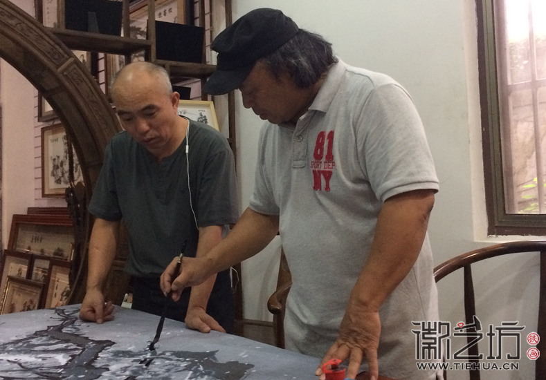 鐵畫《梅花魂》創(chuàng)作中2