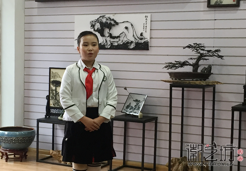 弘揚傳統(tǒng)文化宣傳蕪湖鐵畫小記者到徽藝坊錄制參賽作品 (1)