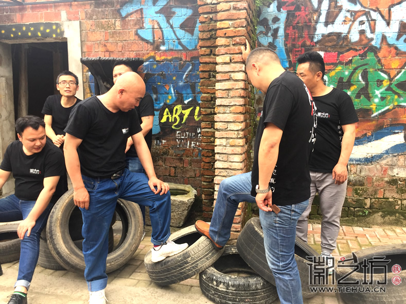 徽藝坊鐵畫(huà)夢(mèng)之隊(duì)于陶辛七房村拍攝集體形象照 (9)