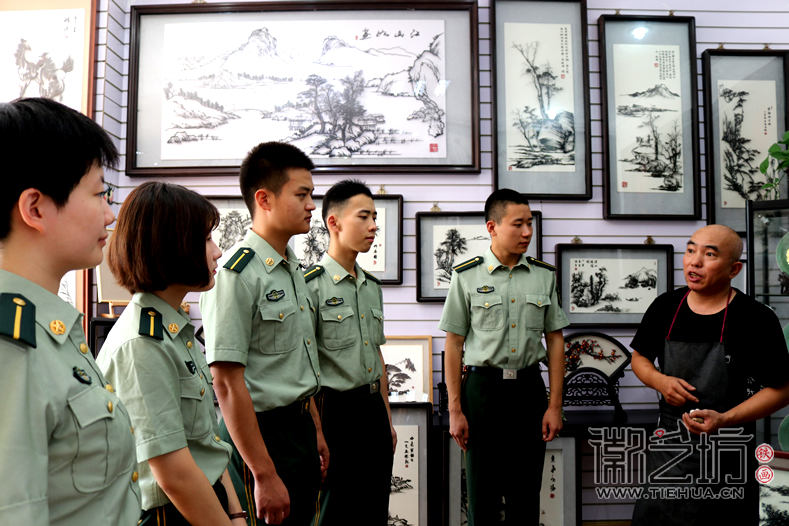 河北武警學(xué)院參觀考察徽藝坊鐵畫(huà) (6)
