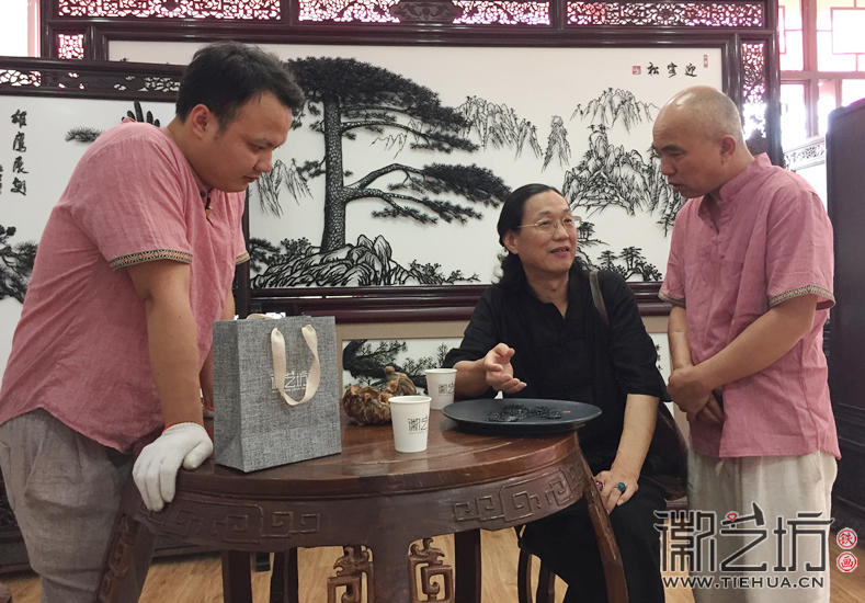 大師葉合來徽藝坊指導(dǎo)鐵畫創(chuàng)作 (1)