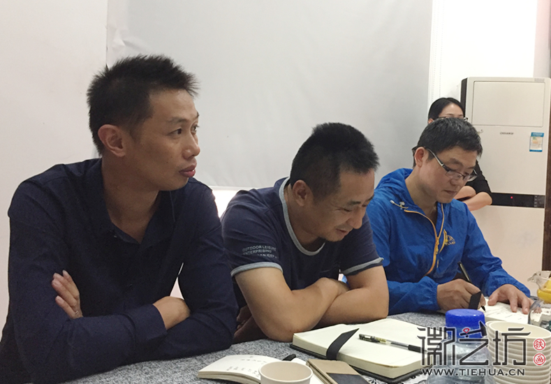 韓會玲老師帶領(lǐng)鐵畫藝人們一同走進(jìn)色彩1 (9)