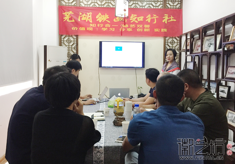 韓會玲老師帶領(lǐng)鐵畫藝人們一同走進(jìn)色彩1 (12)