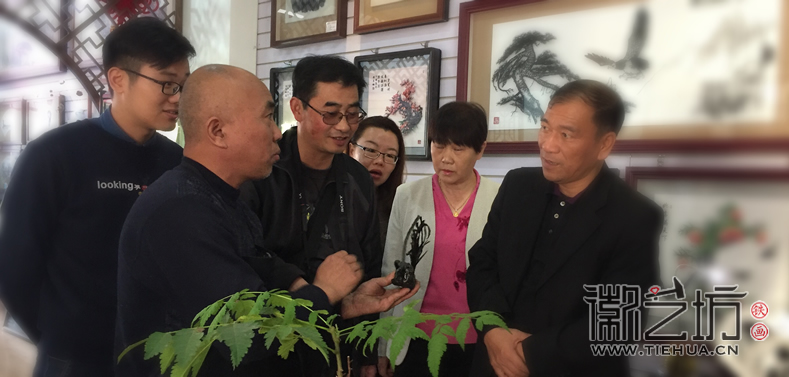 2017.11.1蕪湖市人大代表一行蒞臨徽藝坊鐵畫指導工作 (8)