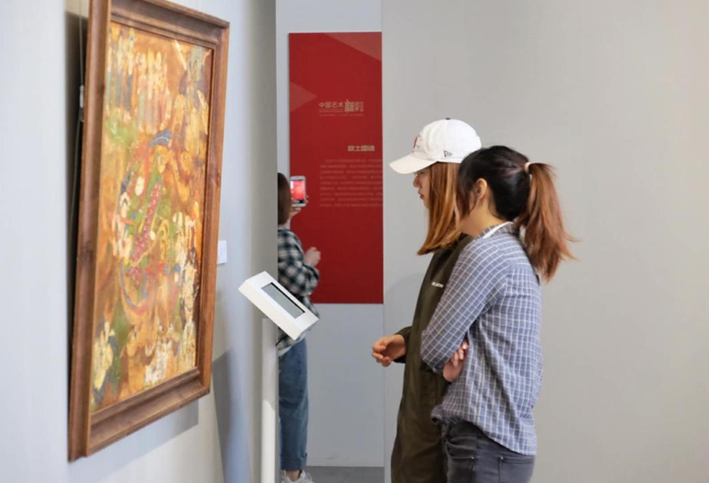 魯迅美術(shù)學(xué)院（大連校區(qū)）學(xué)生認(rèn)真觀展（攝影：王猛）