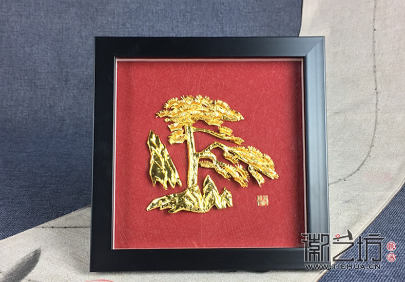 經(jīng)典拉絲紅鍍金迎客松鐵畫(huà)擺臺(tái)