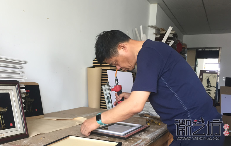 廣東槎橋牌坊亭門落成紀念鐵畫定制徽藝坊裝裱進行中2