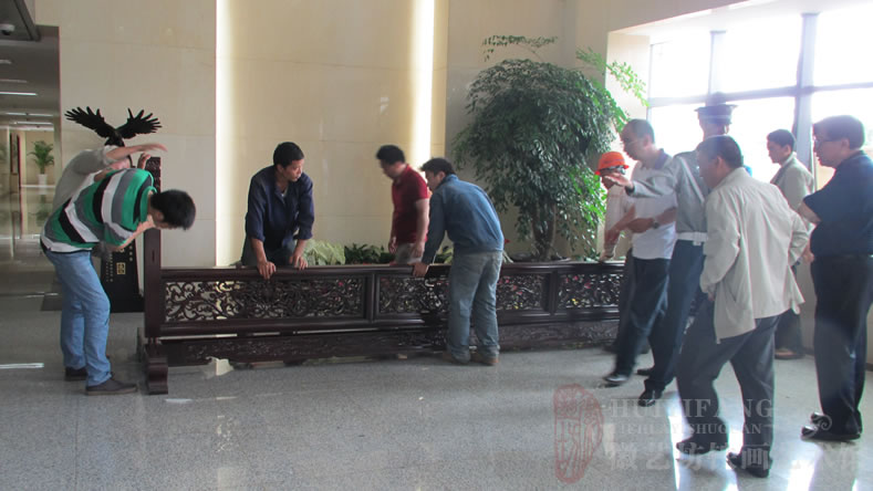 昆明長水國際機場定制的辦公樓大廳大型紅木迎客松鐵畫屏風(fēng)