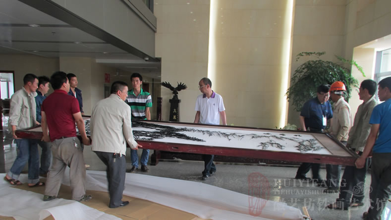 昆明長水國際機場定制的辦公樓大廳大型紅木迎客松鐵畫屏風(fēng)