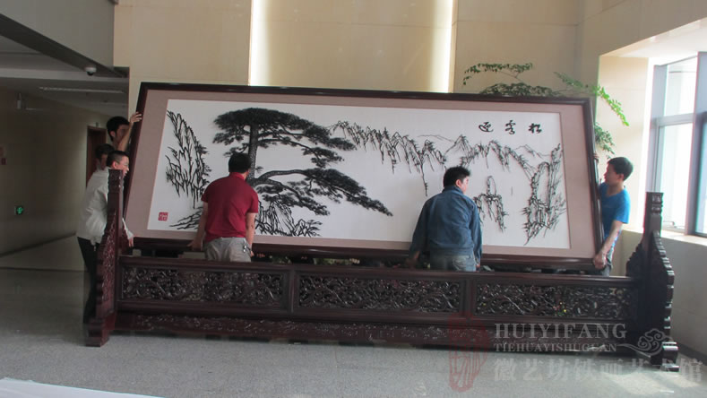 昆明長水國際機場定制的辦公樓大廳大型紅木迎客松鐵畫屏風(fēng)