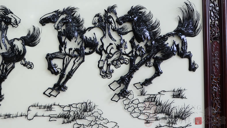 恭賀安徽安利合成革股份公司喬遷之喜定制的大型《馬到成功》鐵畫雕花屏風(fēng)-細(xì)節(jié)2