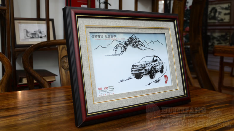 奇瑞汽車定制的以瑞虎5為題材的企業(yè)文化鐵畫禮品(側(cè)面圖)