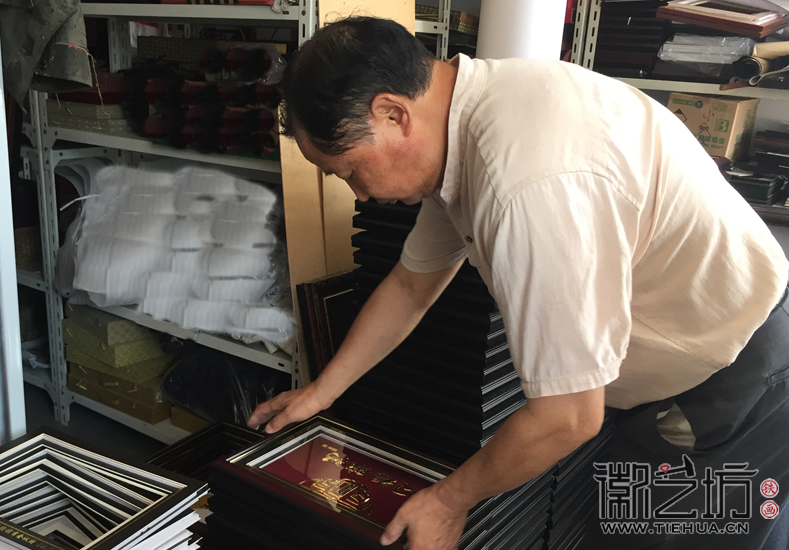 廣東槎橋牌坊亭門落成紀(jì)念鐵畫定制徽藝坊裝裱進(jìn)行中10