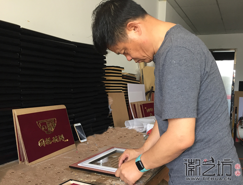 廣東槎橋牌坊亭門落成紀(jì)念鐵畫定制徽藝坊裝裱進(jìn)行中11