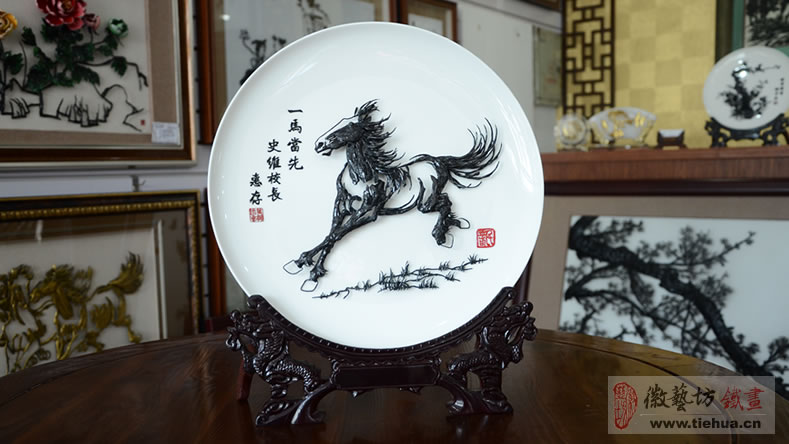 一馬當(dāng)先-純手工鍛制精品瓷盤(pán)鐵畫(huà)-私人訂制專屬禮品